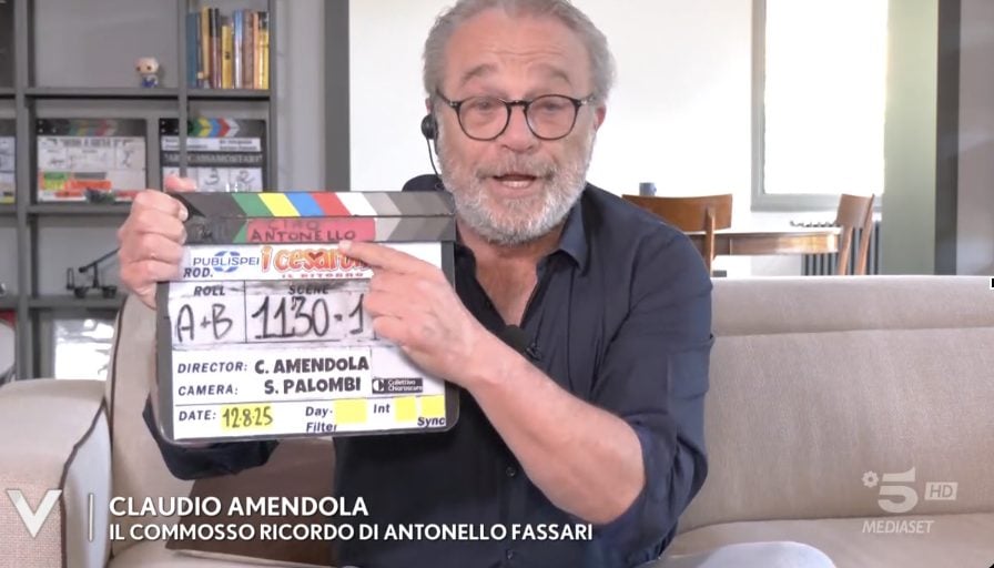 Claudio Amendola in lacrime ricorda Fassari, il ciak de I Cesaroni dedicato a lui: "Sicuramente ci guarderà"