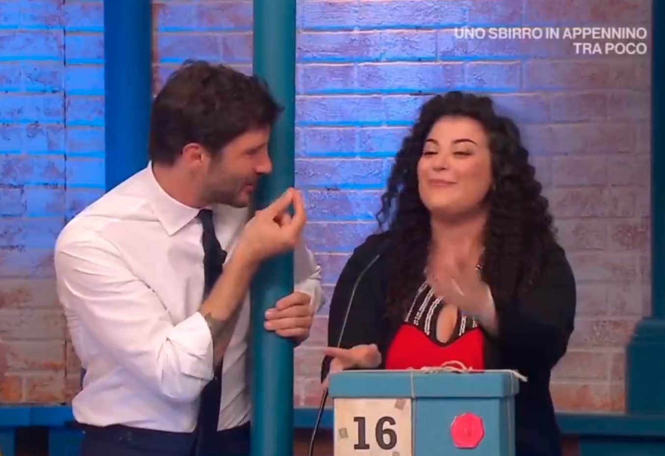 Ad Affari Tuoi, la pacchista della Campania scherza con De Martino: "Pensavo di poter toccare il lato B"