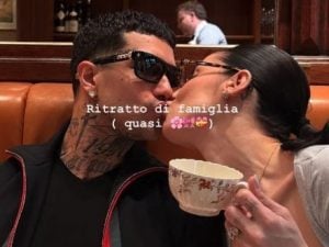 “Tony Effe e Giulia De Lellis si sposano”, l’indizio delle foto in atelier e la prova degli abiti