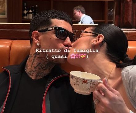 "Tony Effe e Giulia De Lellis si sposano", l'indizio delle foto in atelier e la prova degli abiti