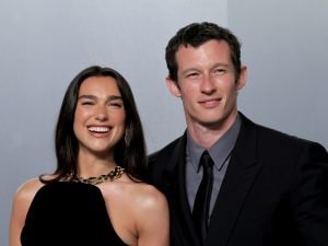 Dua Lipa e Callum Turner sposi in Italia, le nozze saranno a Palermo: “Tre giorni di festa e lusso”