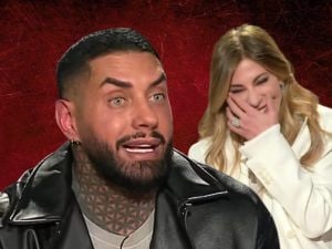 Francesco Chiofalo dopo Belve: “Migliaia di euro per annusarmi i piedi, chiedono i miei calzini usati”