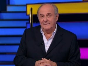 Gerry Scotti si scusa dopo la gaffe sugli insegnanti di sostegno a La ruota: “Sono stato ignorante”