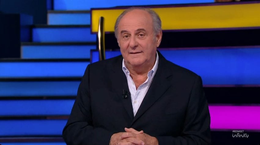 Gerry Scotti si scusa dopo la gaffe sugli insegnanti di sostegno come ruolo di ripiego: "Sono stato ignorante"