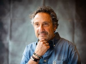 Mario Tozzi sposerà Silvia Ripà, seconde nozze per il geologo: la compagna è un’archeologa 30 anni più giovane