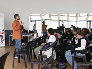 Da Amadeus a Bad Bunny, le interviste “impossibili” immaginate da un gruppo di ragazzi