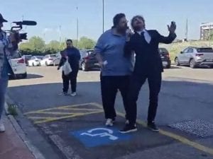 Mario Adinolfi afferra per i capelli l’inviato de Le Iene Filippo Roma: “Nessuna pietà per gli indegni”