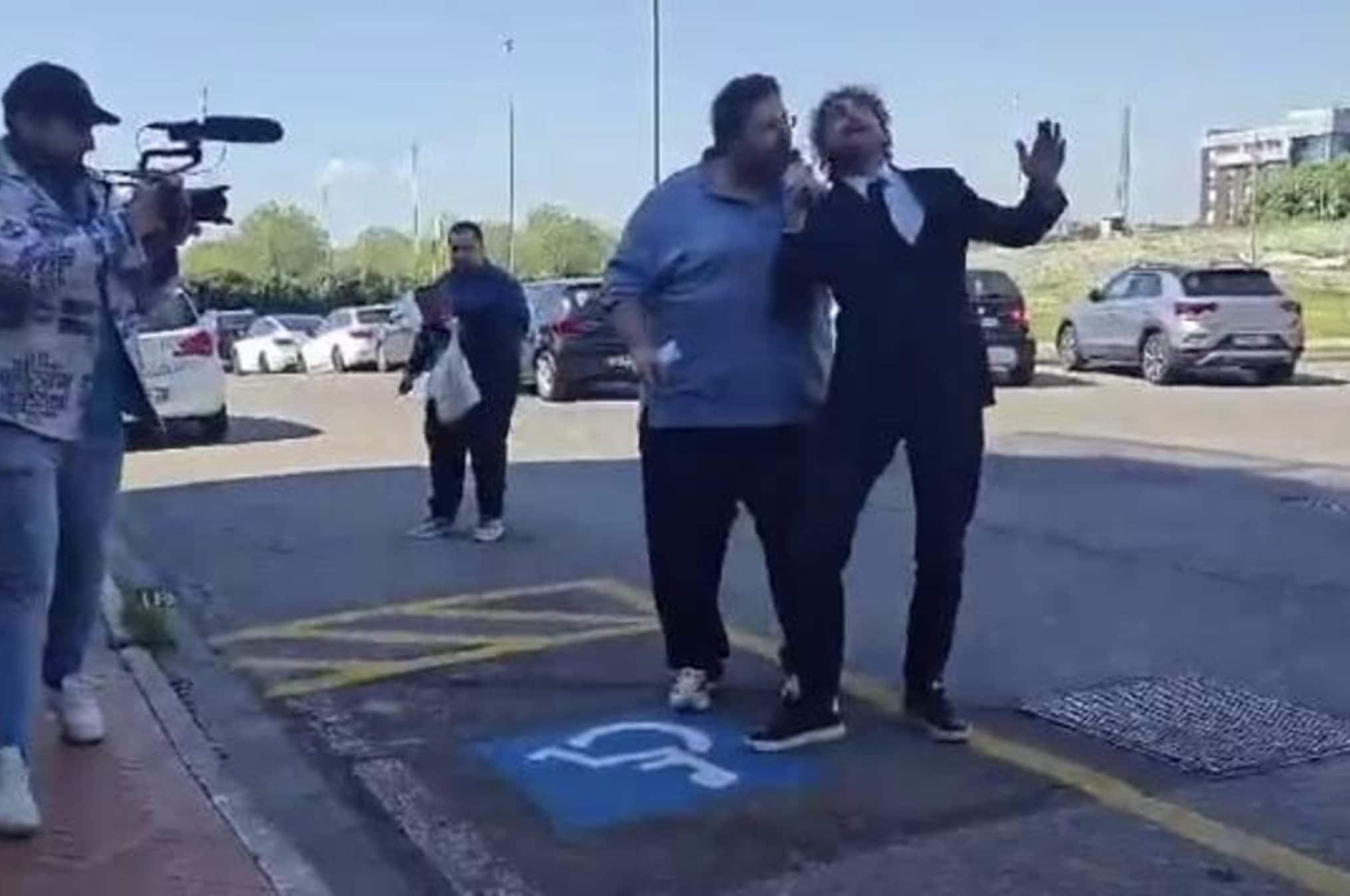 Mario Adinolfi afferra per i capelli l'inviato de Le Iene Filippo Roma: "Nessuna pietà per gli indegni"