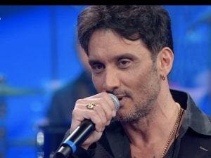 Fabrizio Moro: “Sono stato autodistruttivo, poi per paura della morte ho deciso di volermi bene”