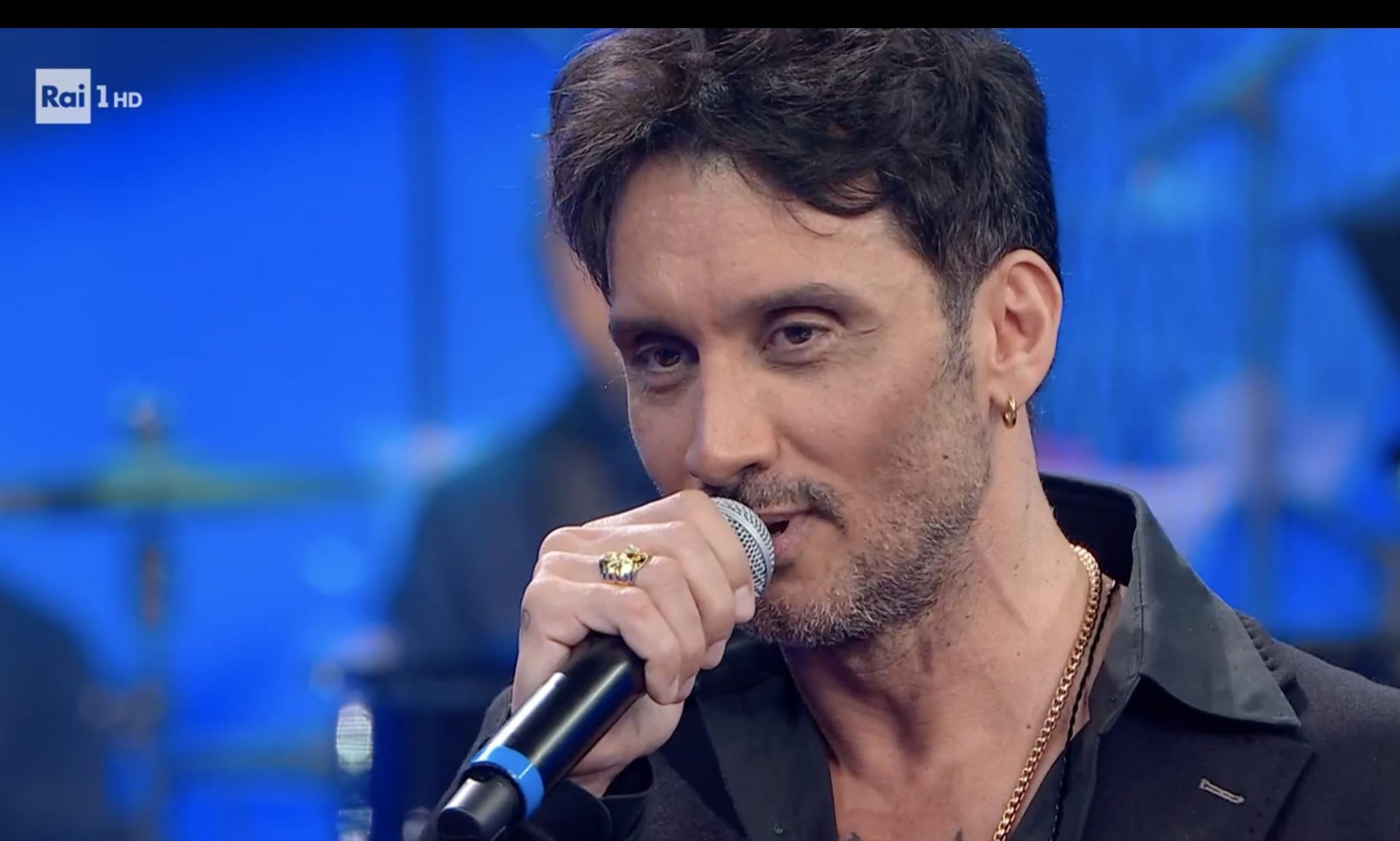 Fabrizio Moro: "Sono stato autodistruttivo, poi per paura della morte ho deciso di volermi bene"
