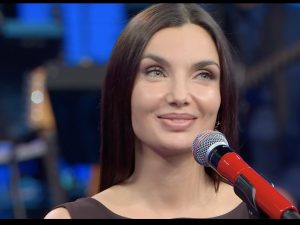 “Stavo svenendo ovunque”, Elettra Lamborghini a Canzonissima nonostante i problemi di salute