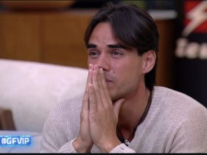 Nicolò Brigante abbandona il GF Vip: “Sto male a vivere in questo posto chiuso, non ho certezze”