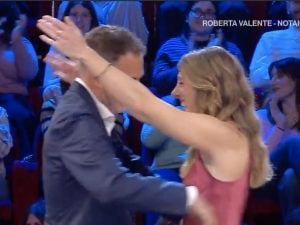 Ad Affari Tuoi la partita folle di Giulia: 3 cambi, 300mila euro persi e un finale col sorriso
