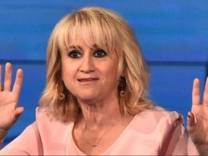 Luciana Littizzetto: “Prima serata Tv inizi a un’ora decente, pensate che al mattino non c’è una m***ia da fare?”
