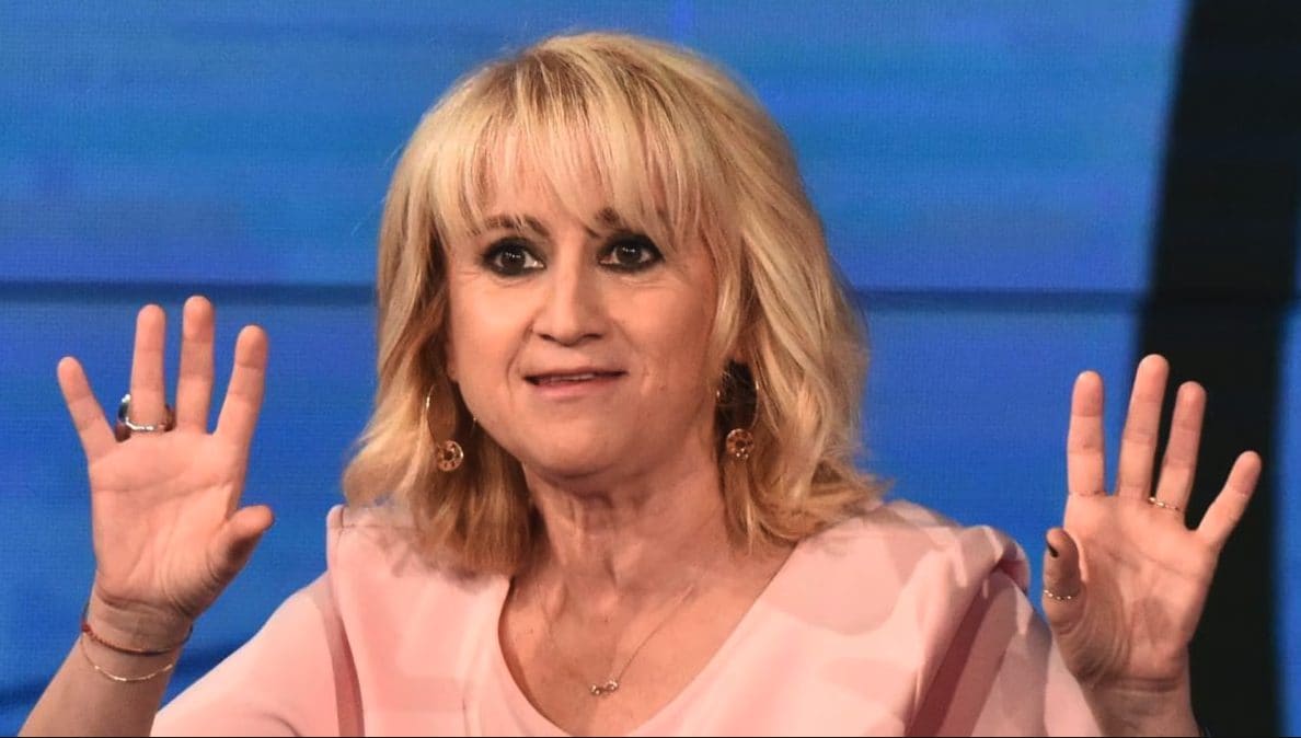 Luciana Littizzetto: "Prima serata Tv inizi a un'ora decente, pensate che al mattino non c'è una m***ia da fare?"