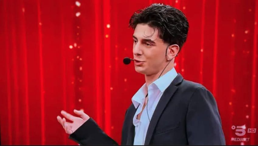 Amici 25, eliminato Alex: colpo di scena nella puntata del 25 aprile con Maria De Filippi che lascia lo studio