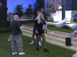 Valeria Marini non sta bene al GF Vip, vomita in giardino a poche ore dal suo ingresso in Casa