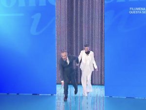 Domenica In, Massimiliano Gallo inciampa sul gradino dei Ricchi e Poveri: “Mi avevano pure avvisato”