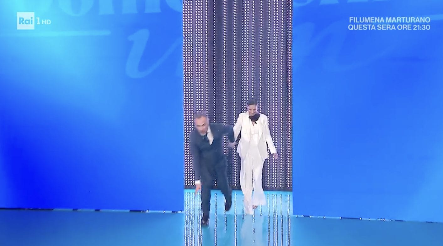 Domenica In, Massimiliano Gallo inciampa sul gradino dei Ricchi e Poveri: "Mi avevano pure avvisato"