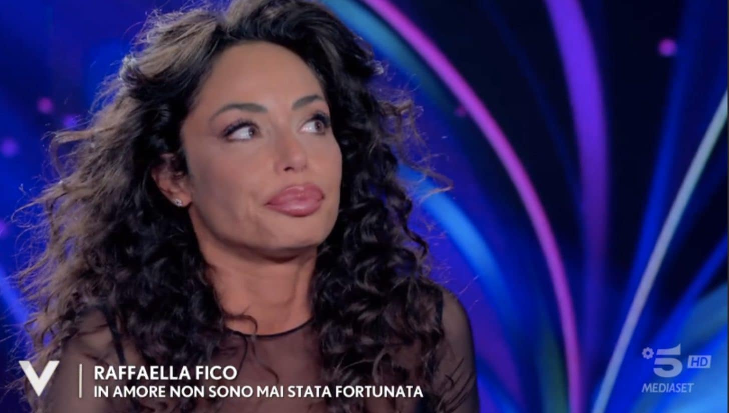 Raffaella Fico sulla rottura con Izzo e il figlio perso: "Piango da sola, mi ha deluso"