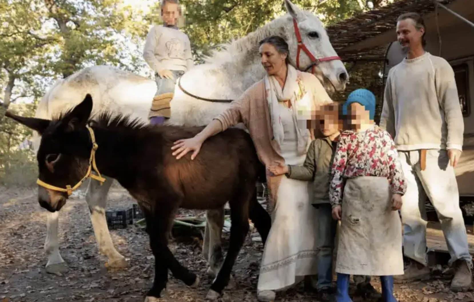 La famiglia nel bosco diventa un film Netflix: trattative in corso mentre i bambini sono ancora in casa famiglia