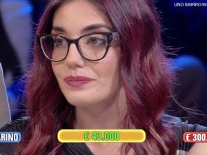 Affari Tuoi del 23 aprile: Sharon scambia 300mila euro per Gennarino, ma si salva grazie all’offerta