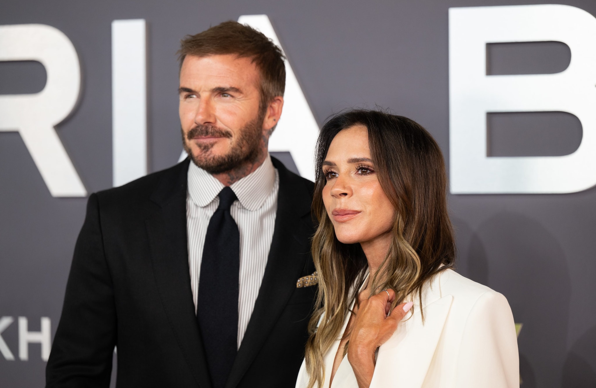 I Beckham "infastidiscono" i vicini, è polemica per le luci del lago della loro tenuta: "Più adatte a Miami"