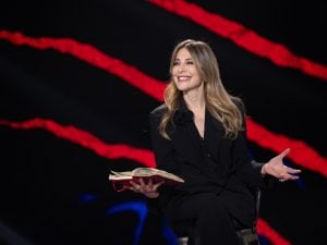 Ospiti di Belve del 7 aprile: Amanda Lear, Micaela Ramazzotti e Zeudi Di Palma