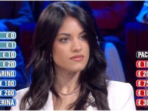 Affari tuoi, Benedetta è un’infermiera: “Faccio tanti sacrifici”, accetta l’offerta ma perde 75mila euro