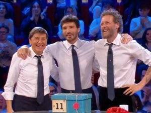 Affari tuoi di stasera, Jovanotti e Morandi perdono 50mila euro e De Martino non si trattiene: “Che mazzata”