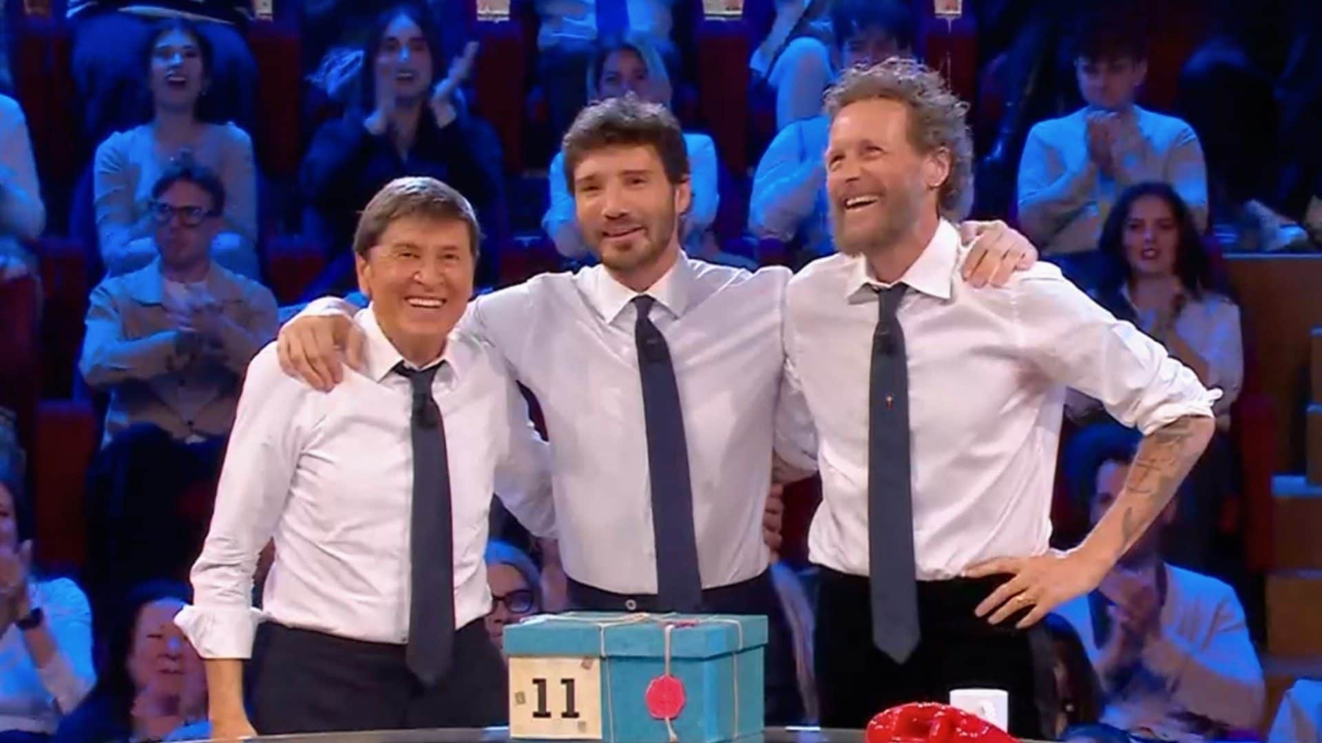 Affari tuoi di stasera, Jovanotti e Morandi perdono 50mila euro e De Martino non si trattiene: "Che mazzata"