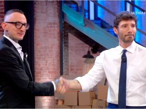 Affari tuoi di stasera, Diego perde la scommessa con Stefano De Martino ma vince 50mila euro