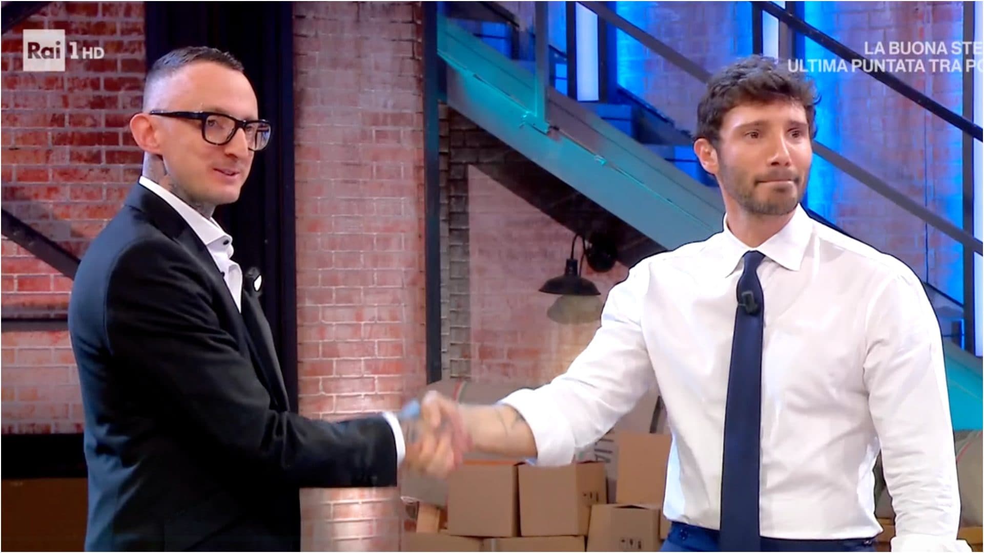 Affari tuoi di stasera, Diego perde la scommessa con Stefano De Martino ma vince 50mila euro