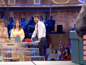 Annamaria ad Affari Tuoi confessa a De Martino: “Nel 2016 ti ho conosciuto a Ibiza, abbiamo una foto insieme”