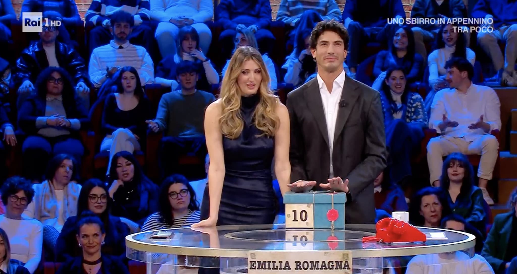 Herbert stuzzica Alberto ed Eleonora ad Affari Tuoi: "Sono già belli, non si può avere tutto", ma poi vincono