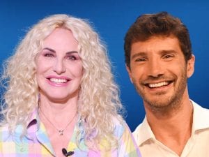 Chiedono ad Antonella Clerici se affiancherebbe De Martino a Sanremo 2027, lei svicola: “Domanda terribile”