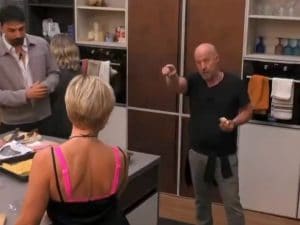 Antonella Elia si scaglia contro Marco Berry al GF Vip poi spacca un cocco: “Usi mezzucci da donnetta”