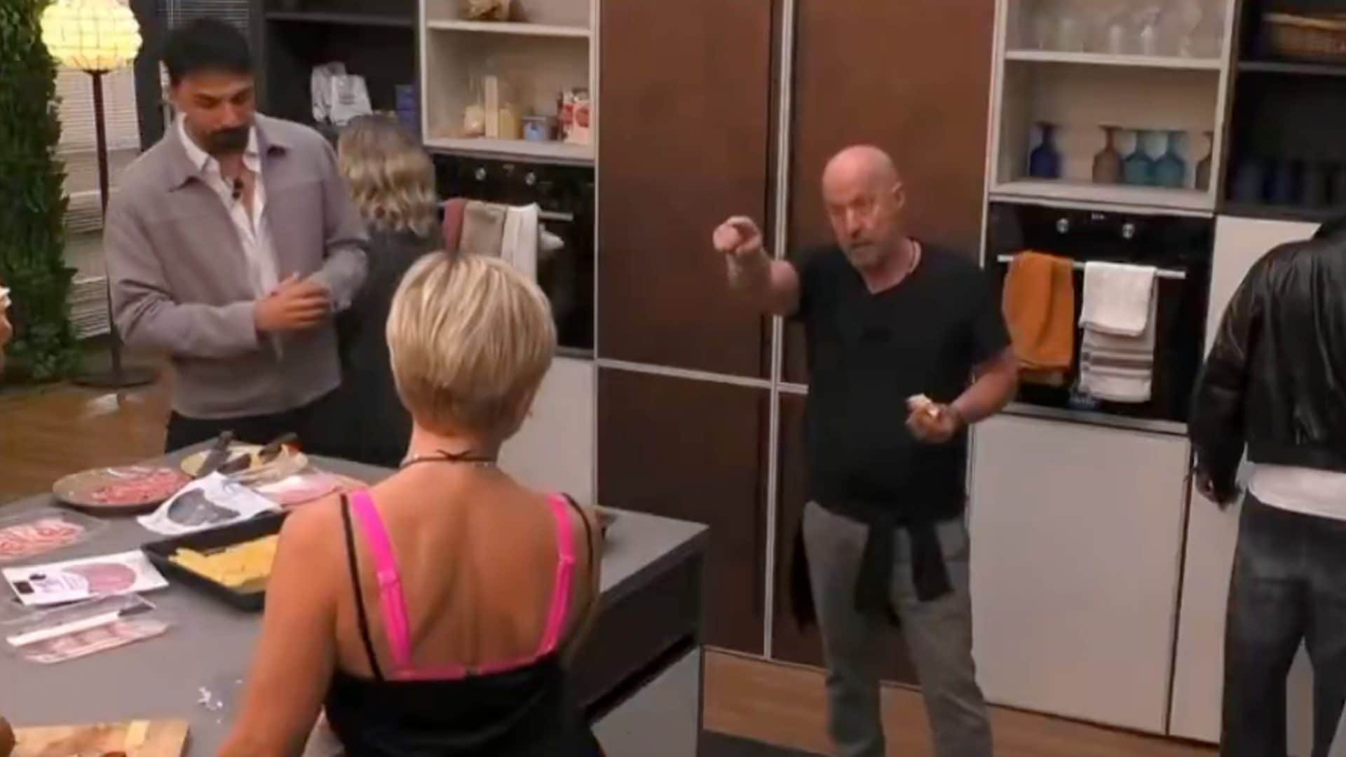 Antonella Elia si scaglia contro Marco Berry al GF Vip poi spacca un cocco: "Usi mezzucci da donnetta"