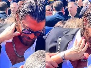 Can Yaman respinge la mano insistente di una fan alla Festa della Polizia: polemica sulla questione di genere
