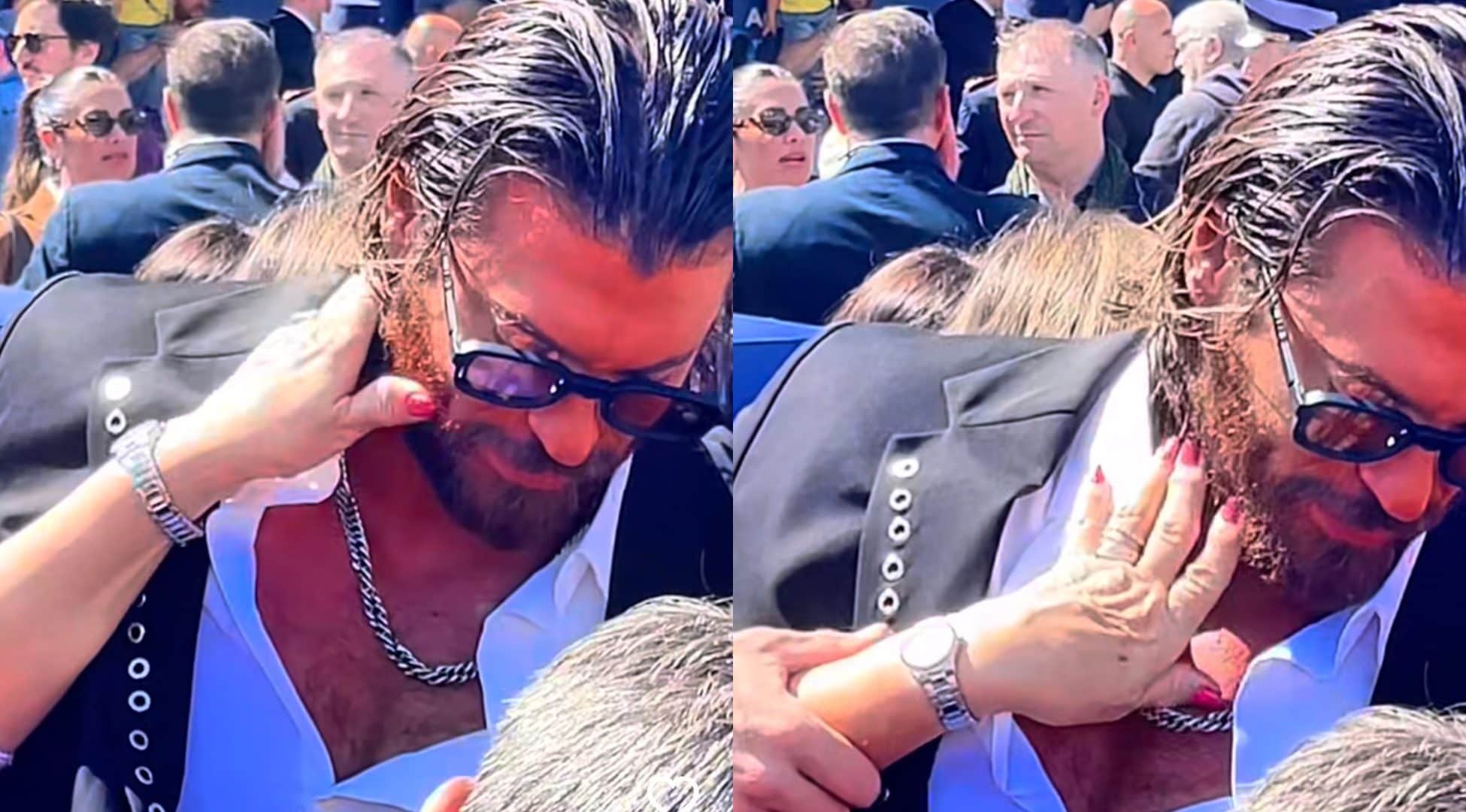 Can Yaman respinge la mano di una fan alla Festa della Polizia: la reazione