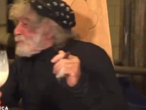 Mauro Corona sputa il latte bevuto in diretta a Cartabianca, Berlinguer: “Le sembra una cosa da fare?”