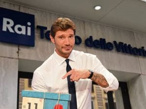 De Martino si sposta a Milano con Affari Tuoi, mistero sul futuro del teatro delle Vittorie: “È l’ultimo anno”