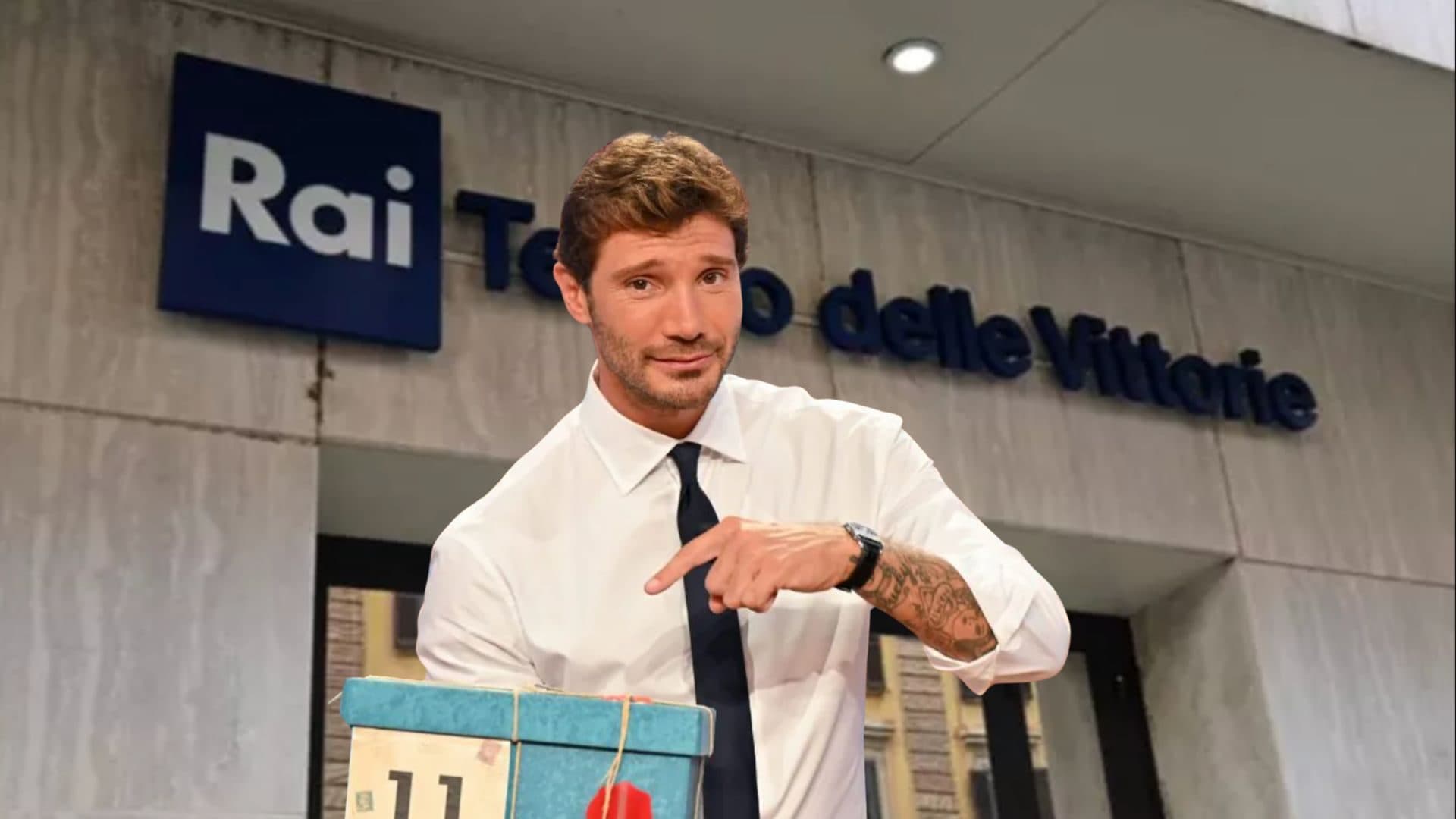 De Martino si sposta a Milano con Affari Tuoi, mistero sul futuro del teatro delle Vittorie: "È l'ultimo anno"