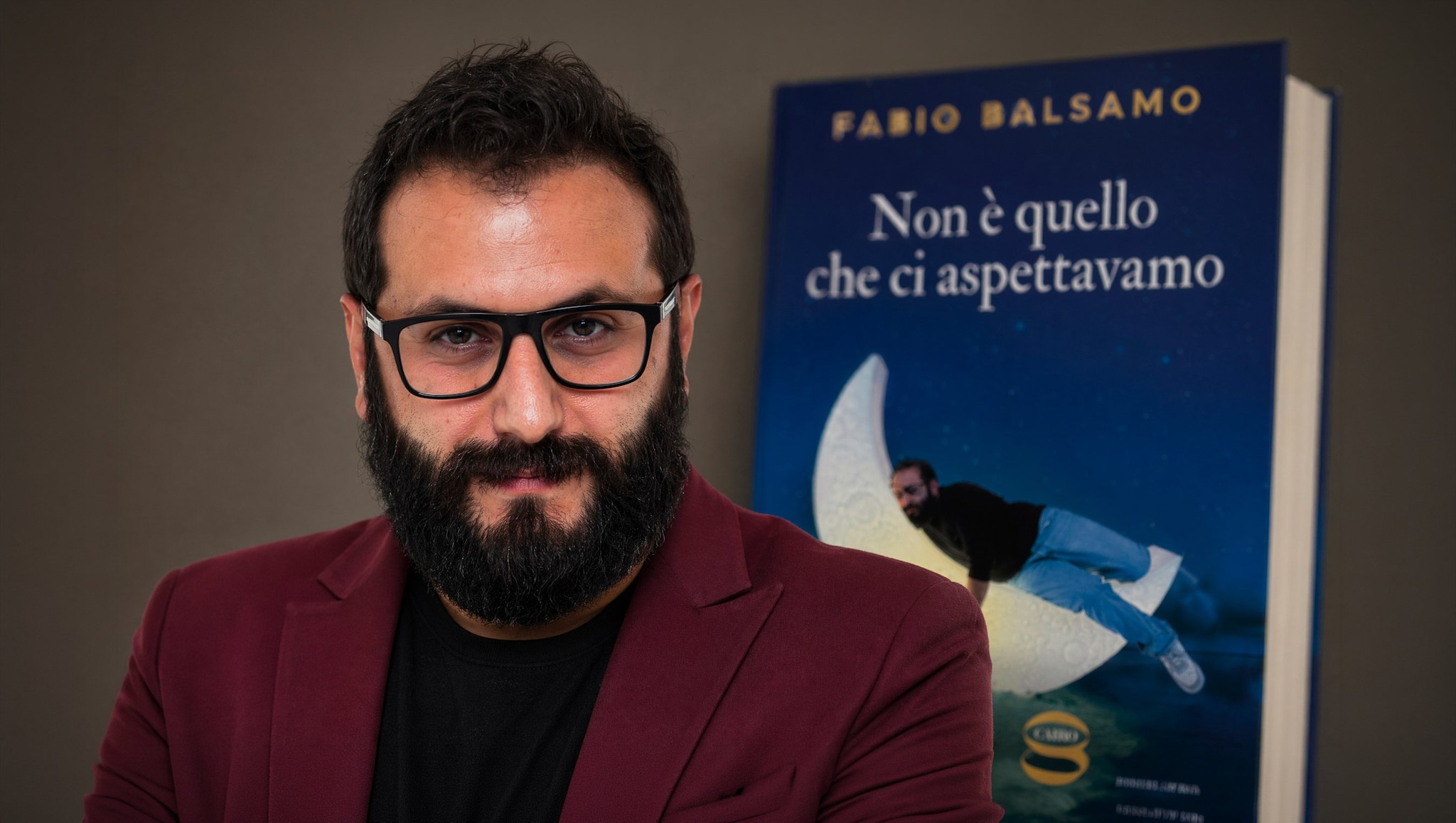 Fabio Balsamo: "Comico non è frivolo. Malato di perfezionismo, la mia ironia amara mi ha salvato la vita"