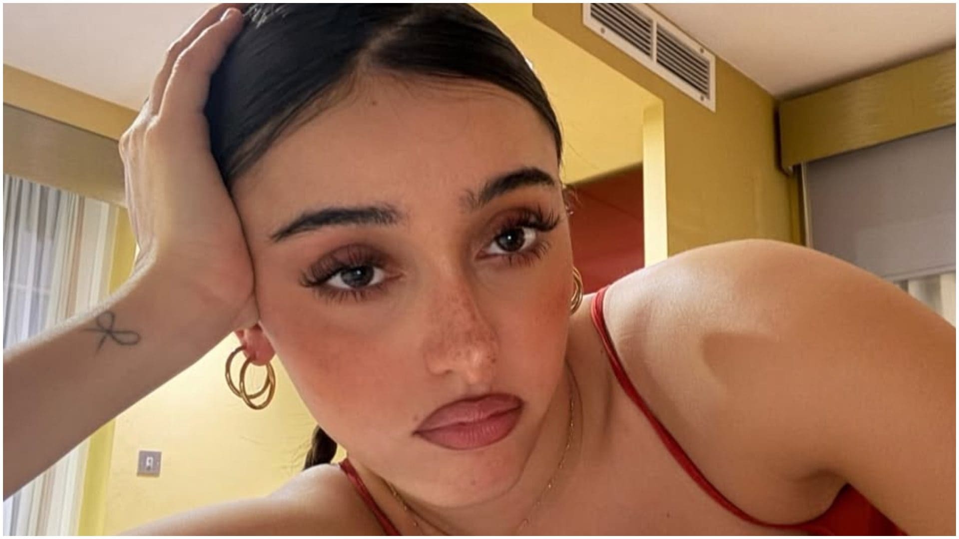 Giulia Stabile svela un segreto: "Ho frequentato un cantante per mesi poi ho scoperto che era fidanzato"