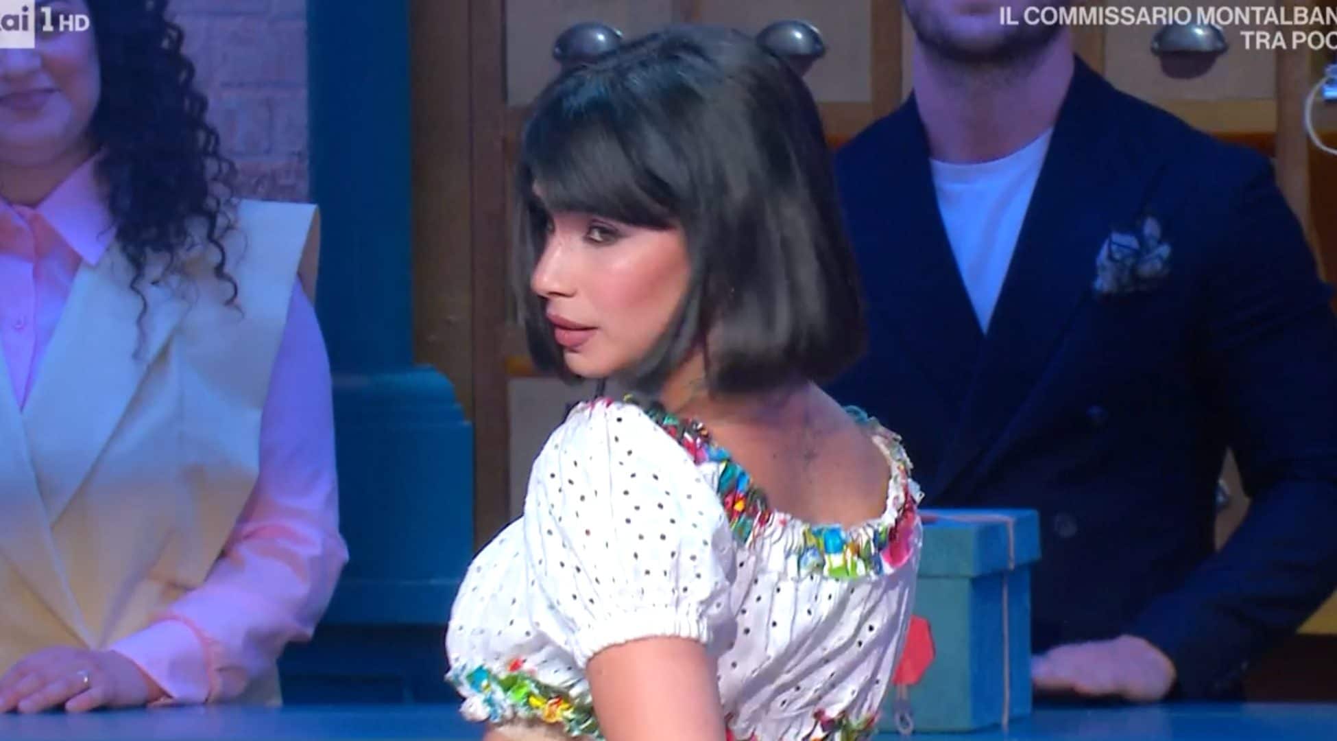 Martina Miliddi ad Affari Tuoi balla la canzone di Aka7even, con cui era stata fidanzata ad Amici