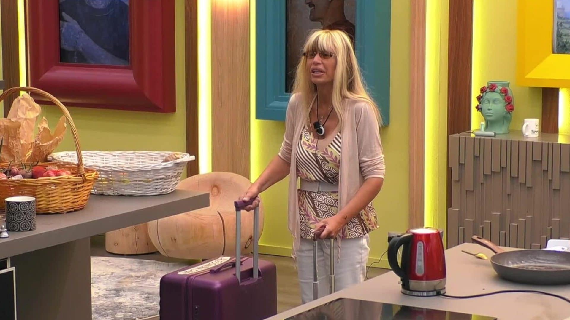 Alessandra Mussolini fa le valigie ma non lascia il GF Vip, Elia furiosa: "Siete stati scemi a crederci"