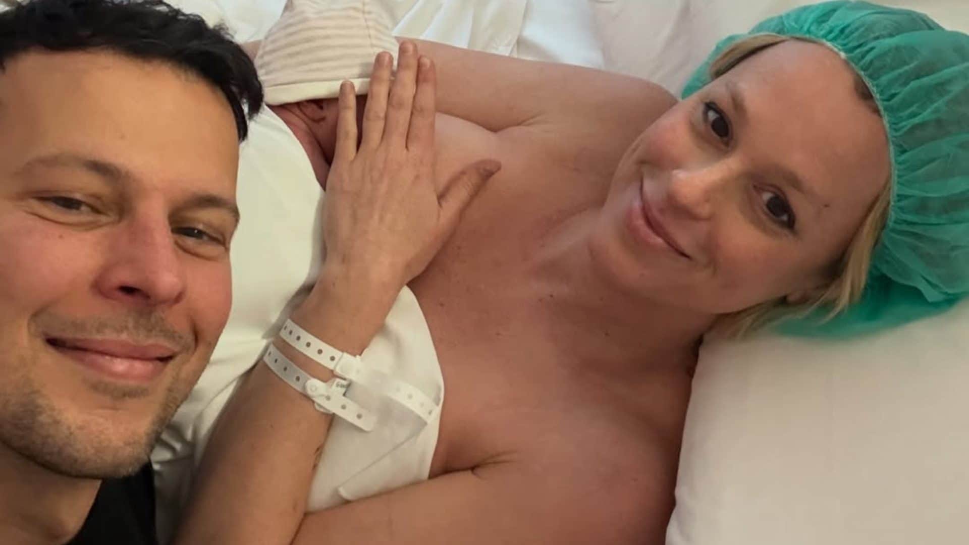 Federica Pellegrini e Matteo Giunta genitori bis: è nata Rachele, la prima foto della sorellina di Matilde