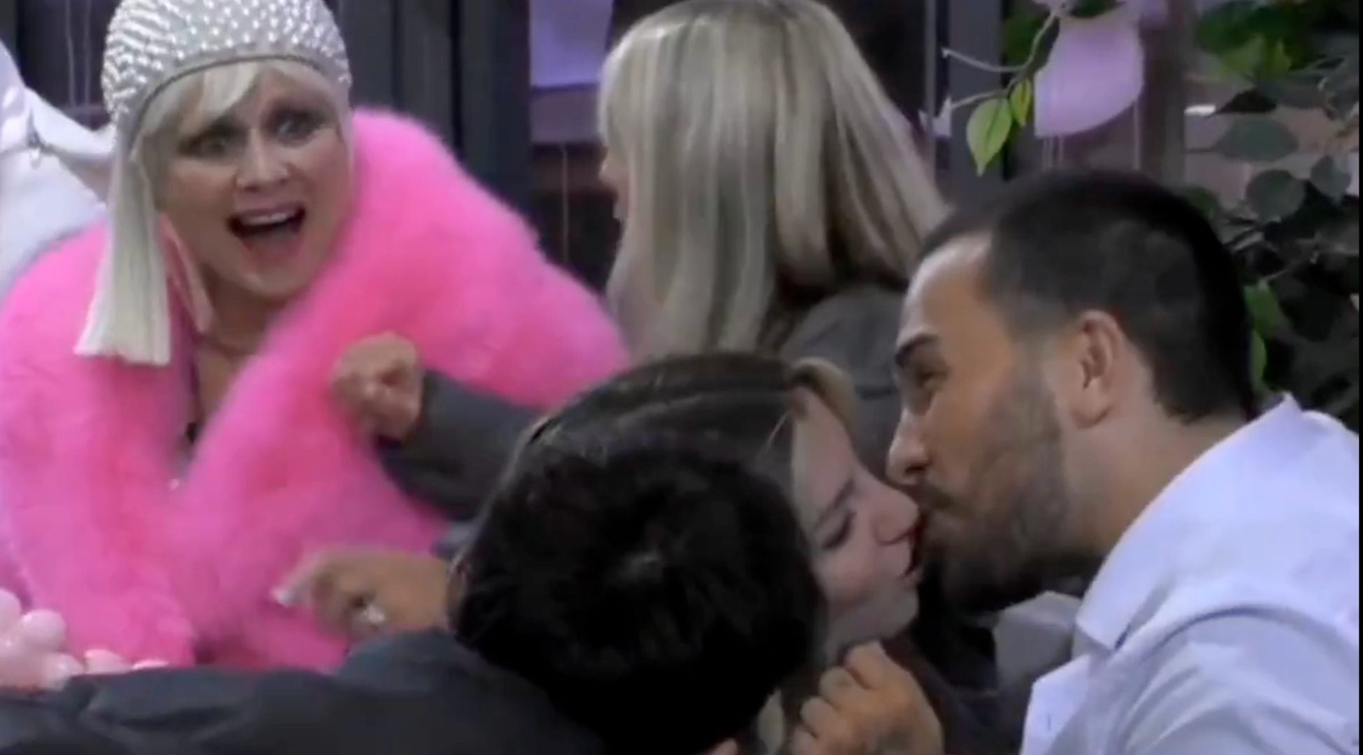 Lucia e Raul si baciano al Grande Fratello Vip 8, ma la casa li mette sotto processo