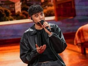 Riccardo piange ed è costretto a fermarsi ad Amici, ma la dedica alla madre basta a regalargli il punto